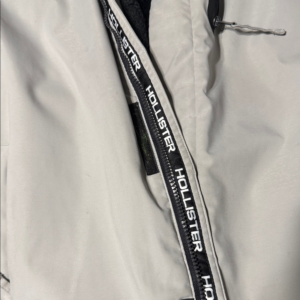 Hollister Men's Off-White Hooded Performance Jacket - Picture 2 of 6